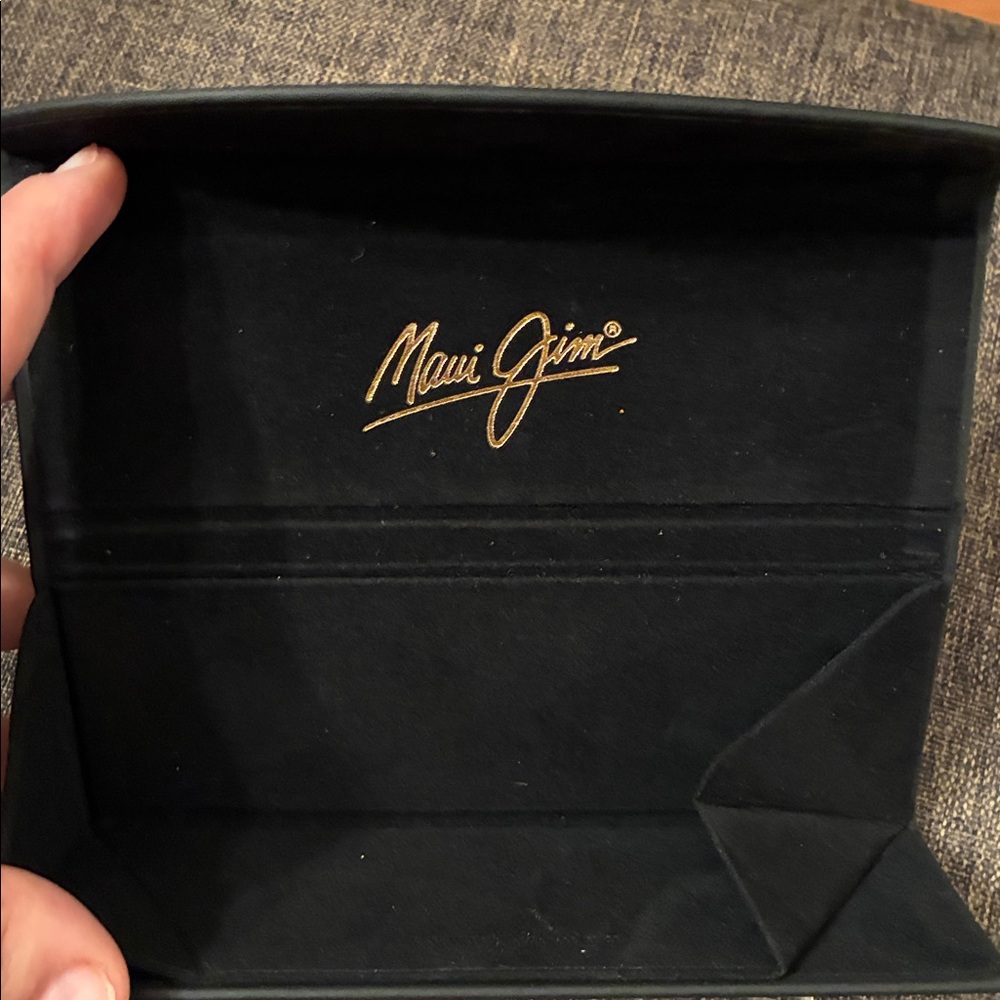 Maui Jim Black Case with Gold Script Logo - Picture 4 of 6
